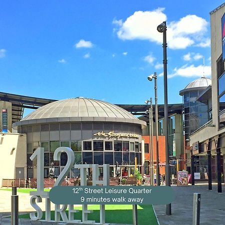 Penthouse Oasis: City Centre Retreat with Balcony and Entertainment Milton Keynes Exterior photo
