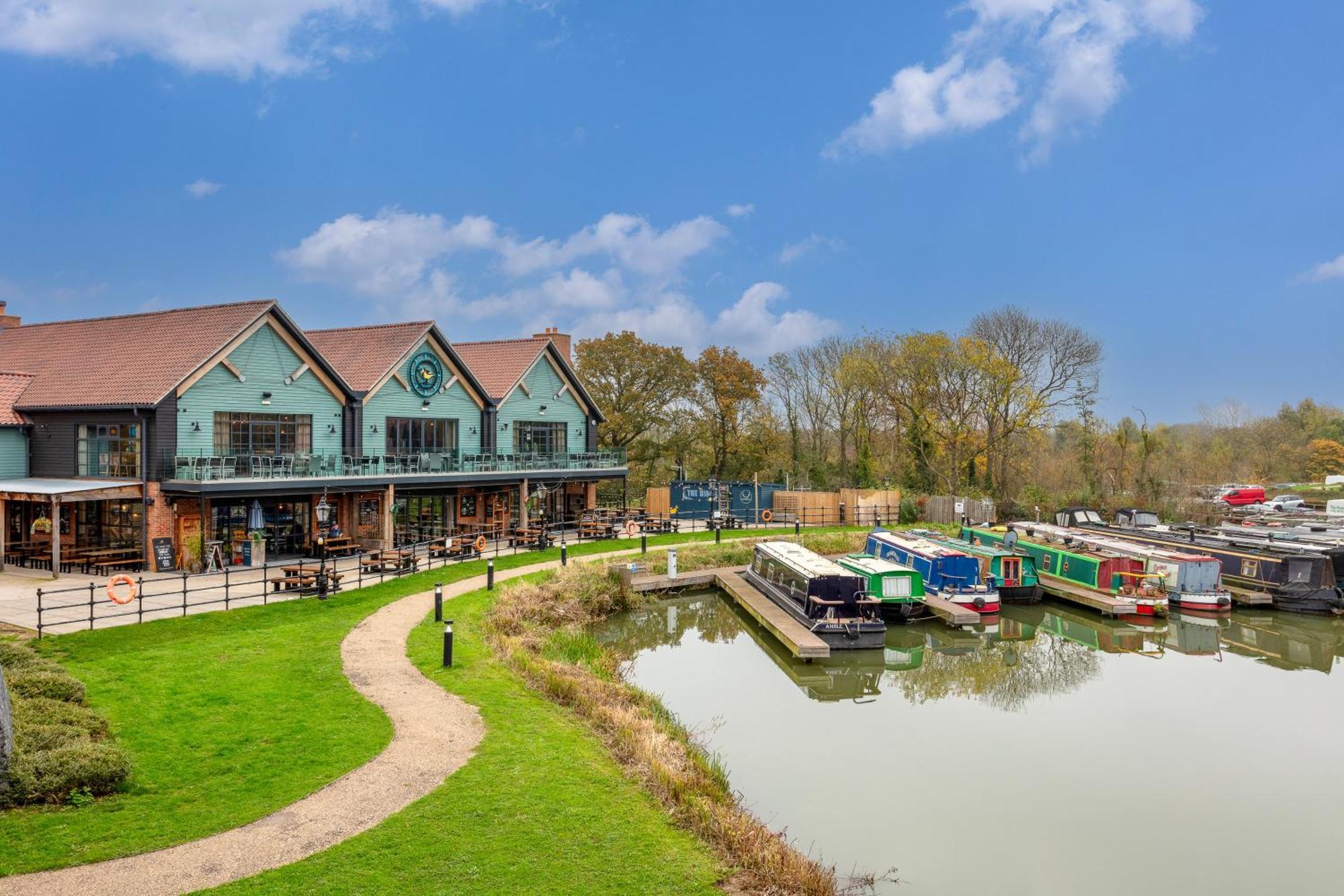 Penthouse Oasis: City Centre Retreat with Balcony and Entertainment Milton Keynes Exterior photo