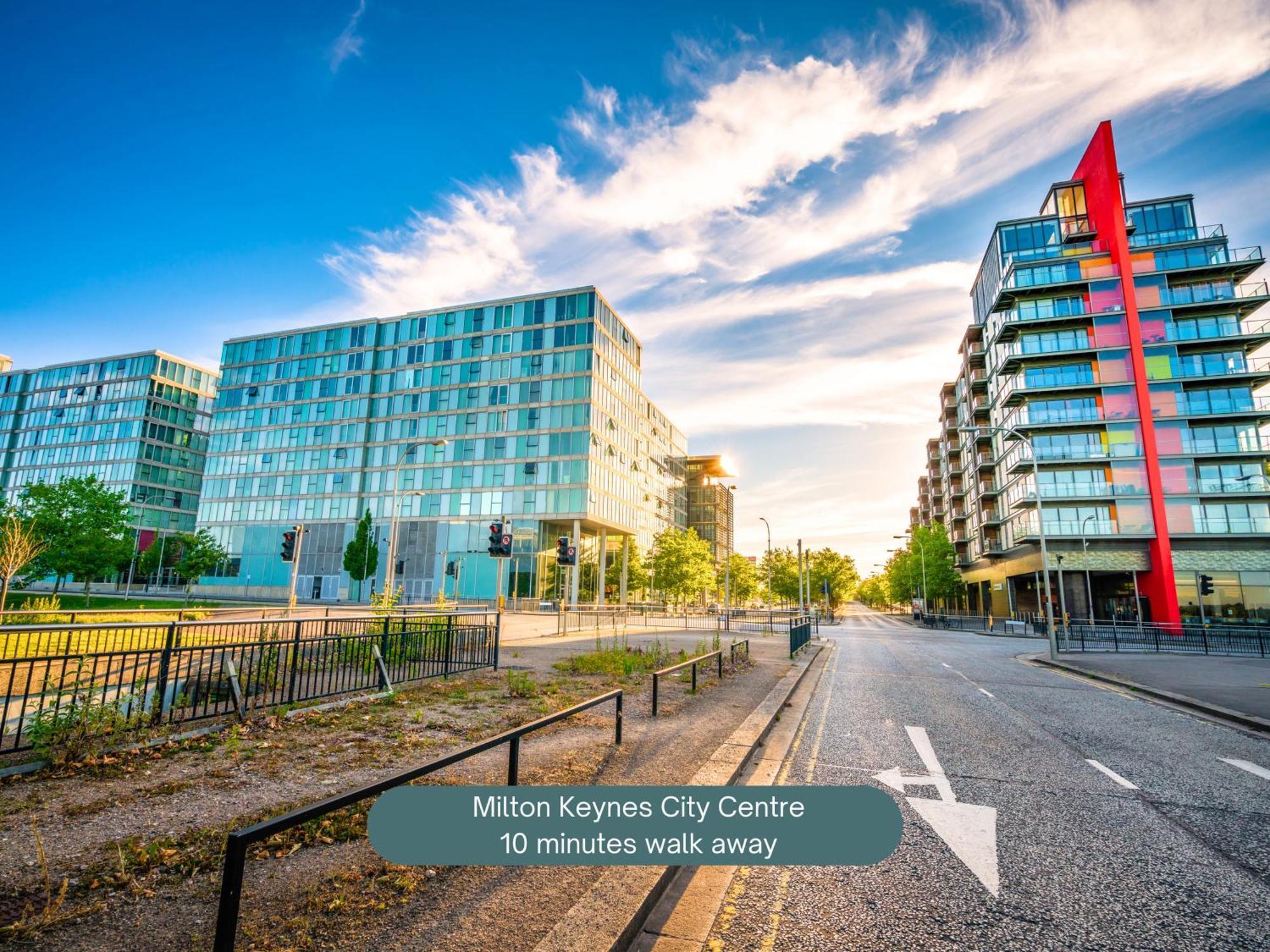 Penthouse Oasis: City Centre Retreat with Balcony and Entertainment Milton Keynes Exterior photo