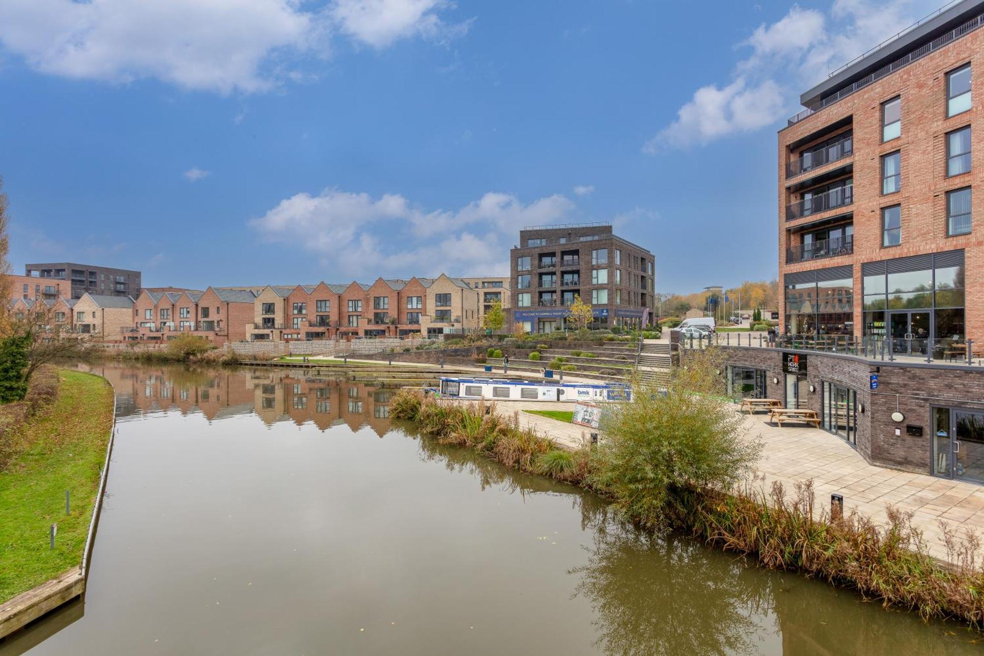 Penthouse Oasis: City Centre Retreat with Balcony and Entertainment Milton Keynes Exterior photo