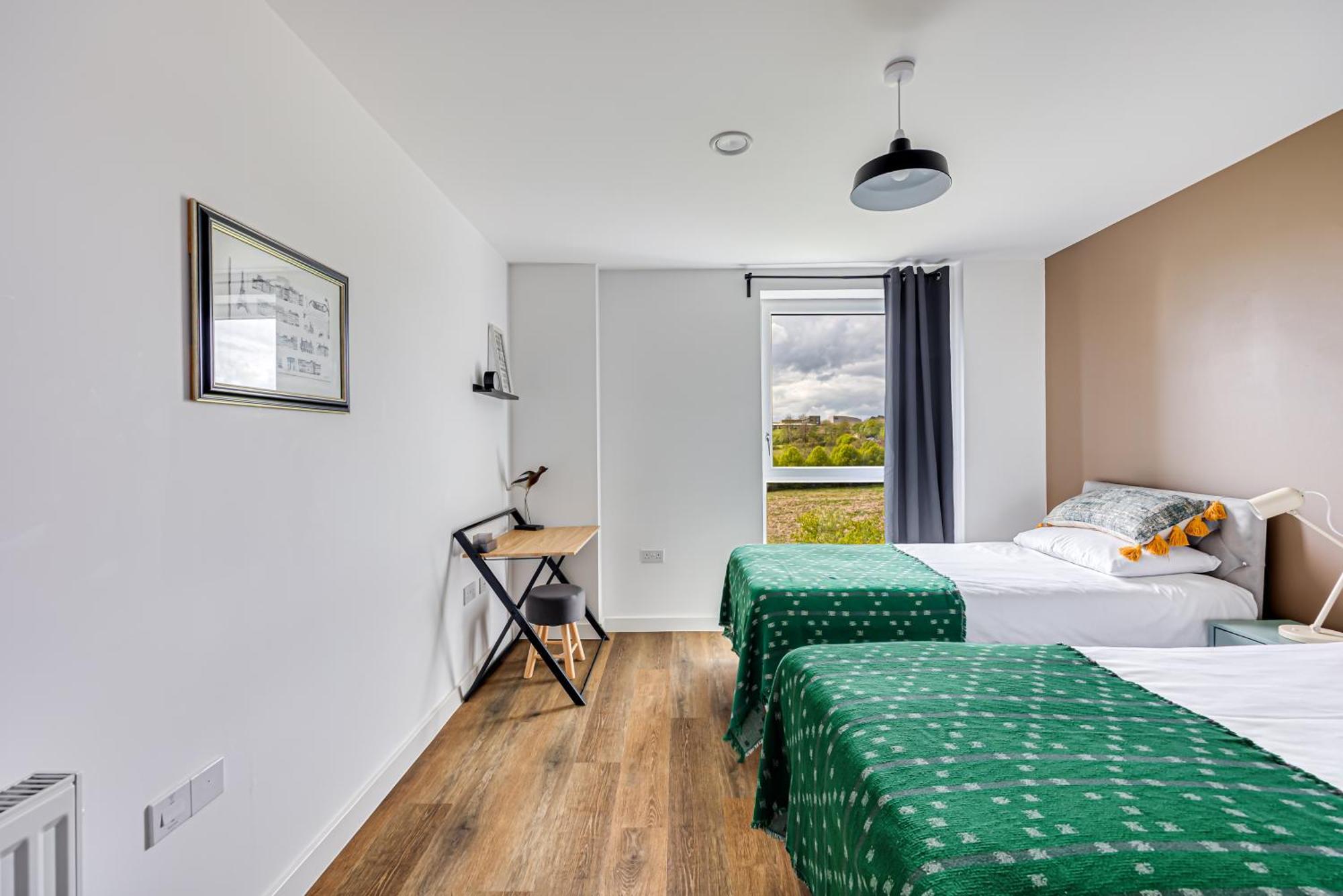 Penthouse Oasis: City Centre Retreat with Balcony and Entertainment Milton Keynes Exterior photo