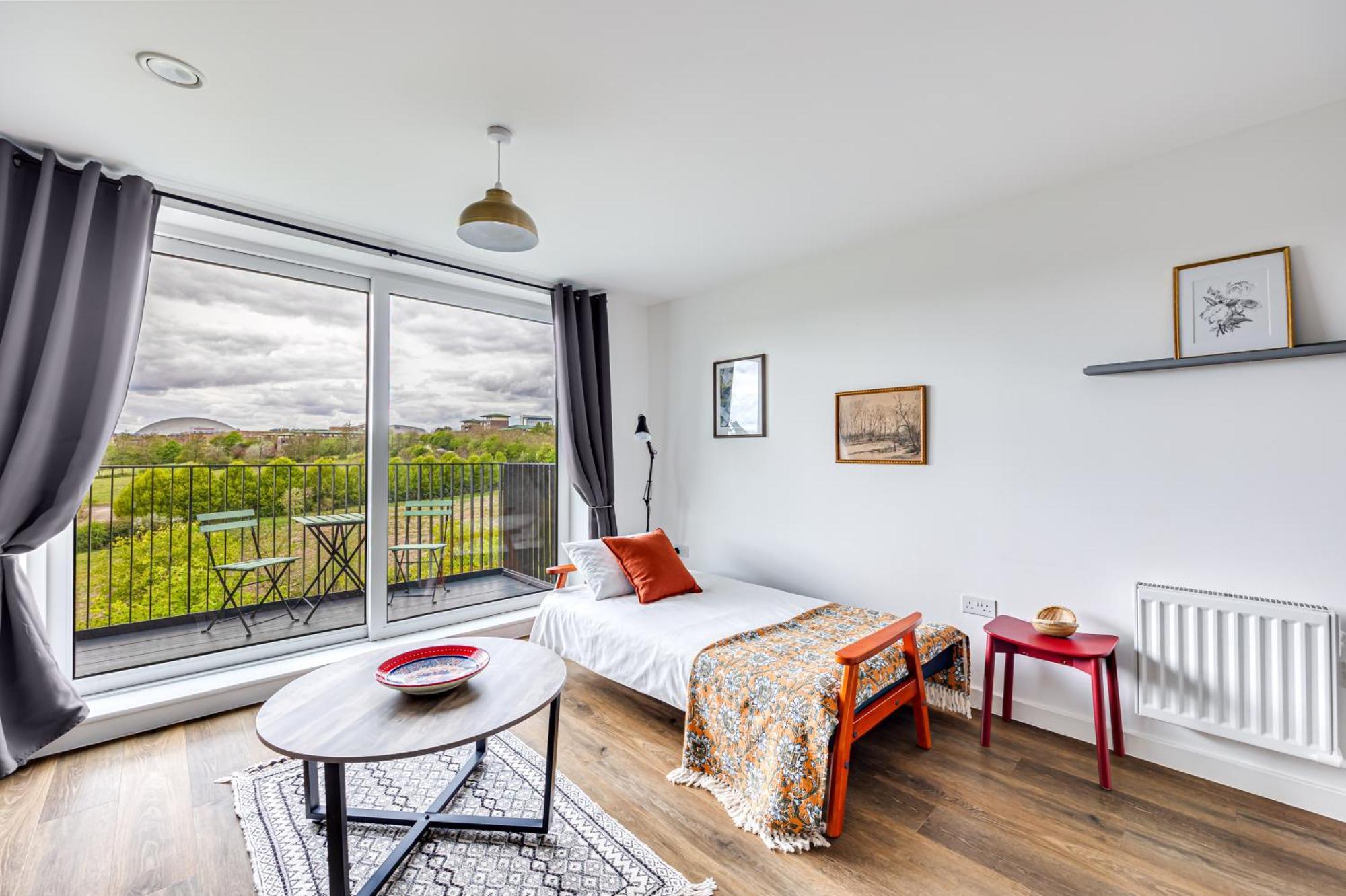 Penthouse Oasis: City Centre Retreat with Balcony and Entertainment Milton Keynes Exterior photo