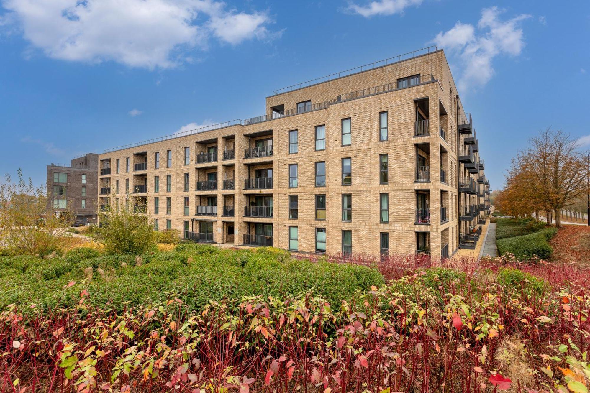 Penthouse Oasis: City Centre Retreat with Balcony and Entertainment Milton Keynes Exterior photo