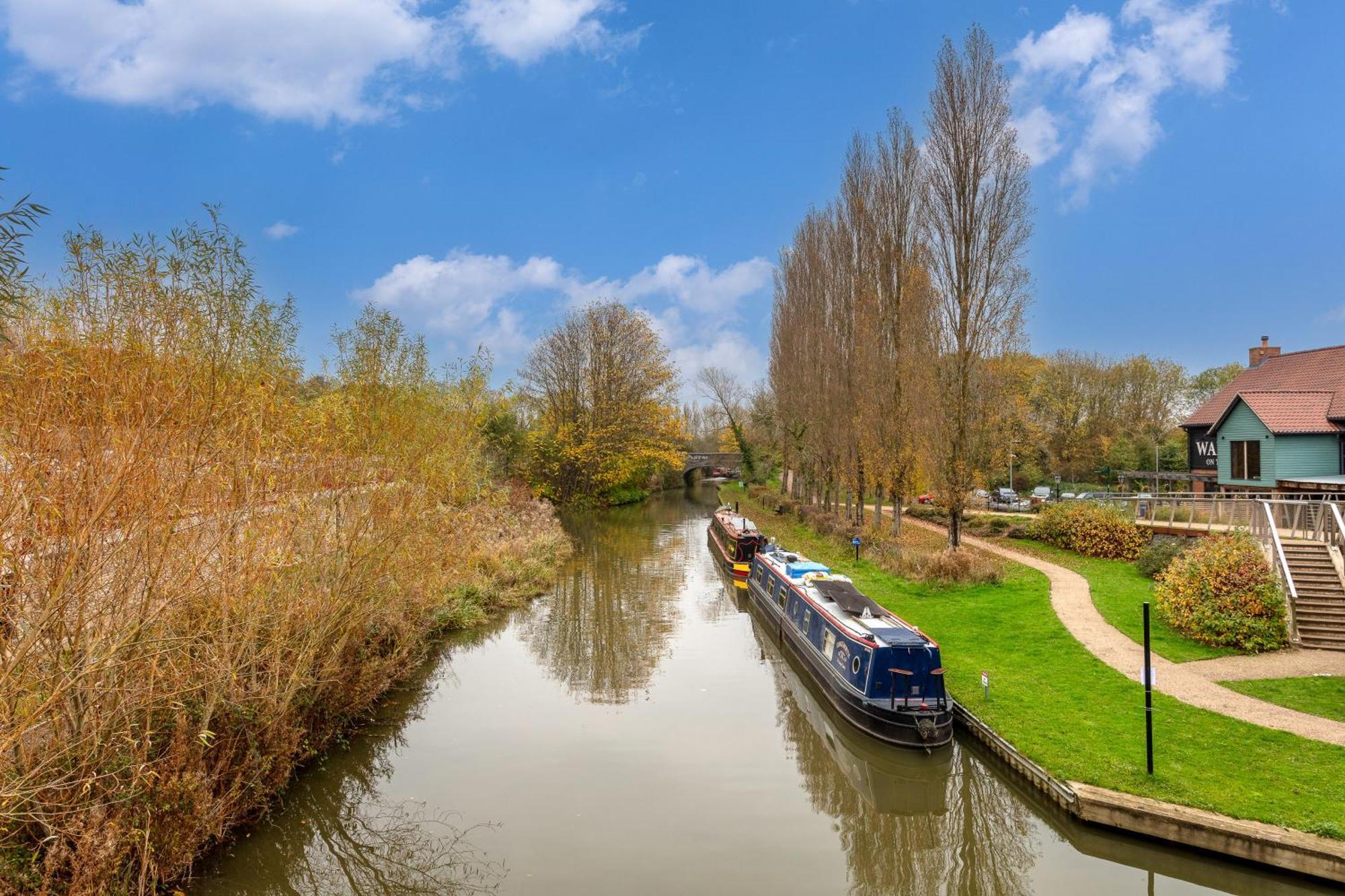 Penthouse Oasis: City Centre Retreat with Balcony and Entertainment Milton Keynes Exterior photo