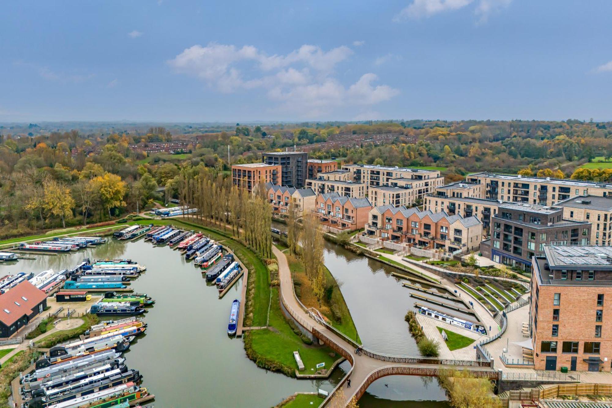 Penthouse Oasis: City Centre Retreat with Balcony and Entertainment Milton Keynes Exterior photo
