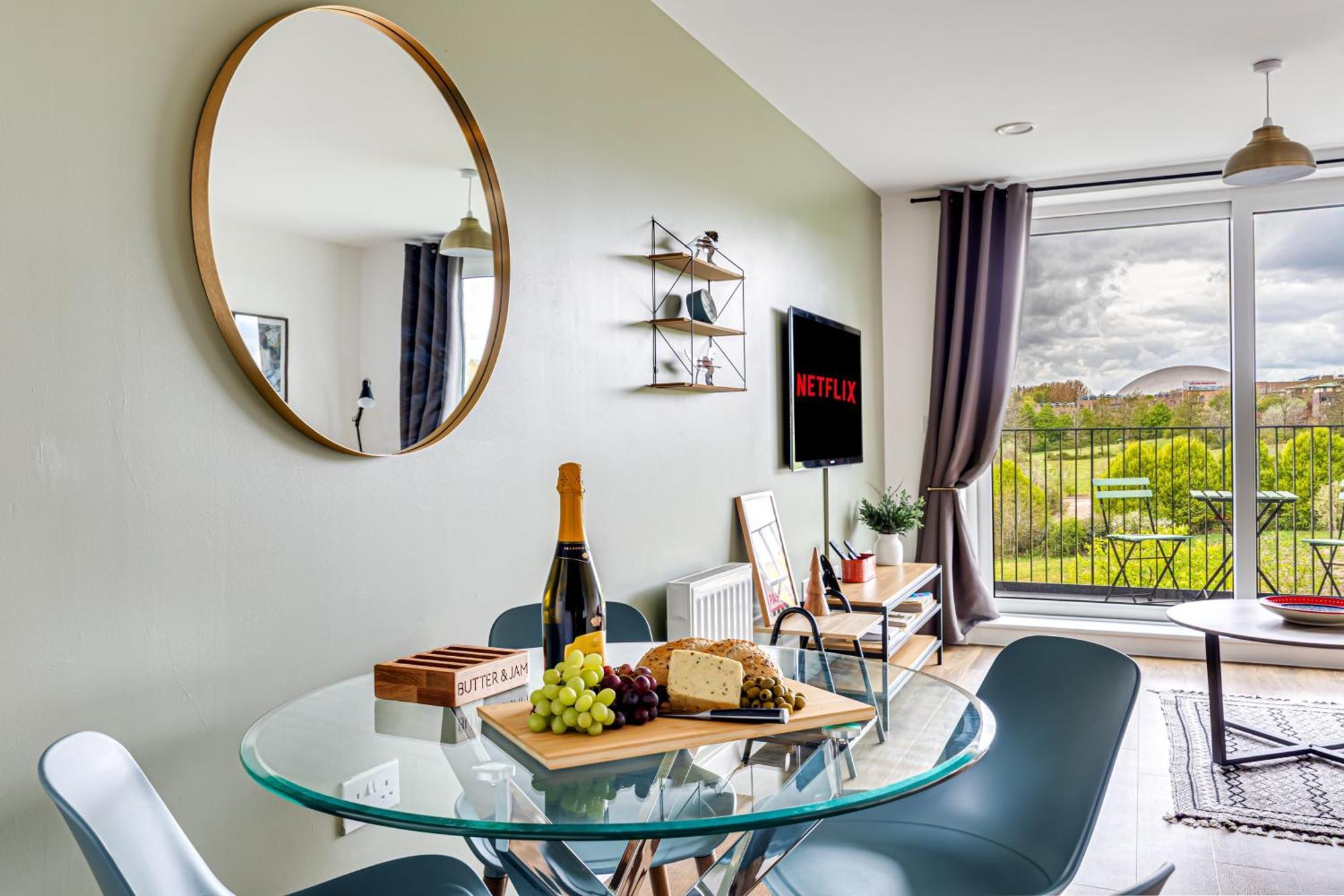 Penthouse Oasis: City Centre Retreat with Balcony and Entertainment Milton Keynes Exterior photo