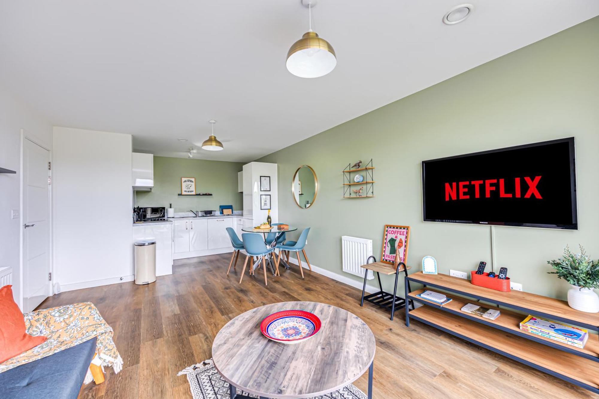 Penthouse Oasis: City Centre Retreat with Balcony and Entertainment Milton Keynes Exterior photo