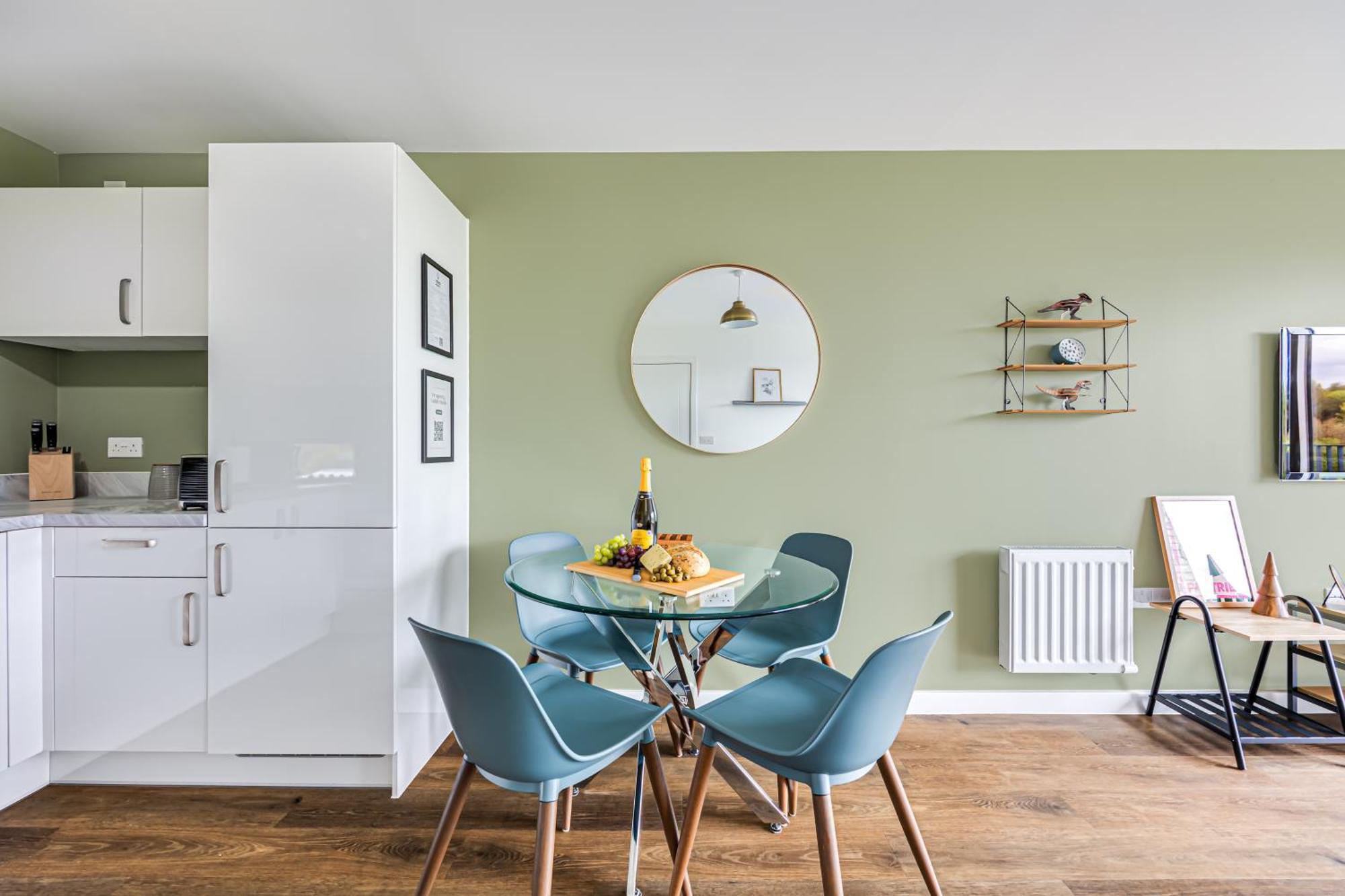 Penthouse Oasis: City Centre Retreat with Balcony and Entertainment Milton Keynes Exterior photo