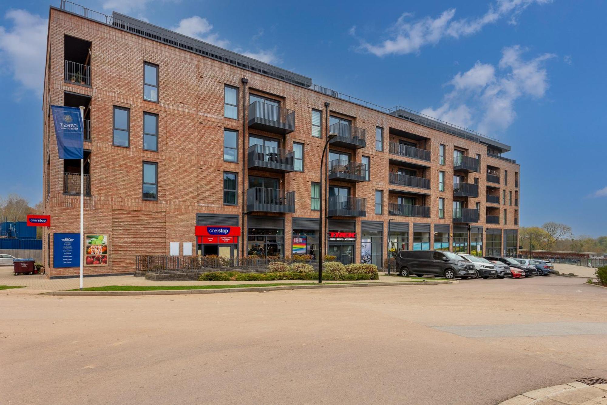 Penthouse Oasis: City Centre Retreat with Balcony and Entertainment Milton Keynes Exterior photo