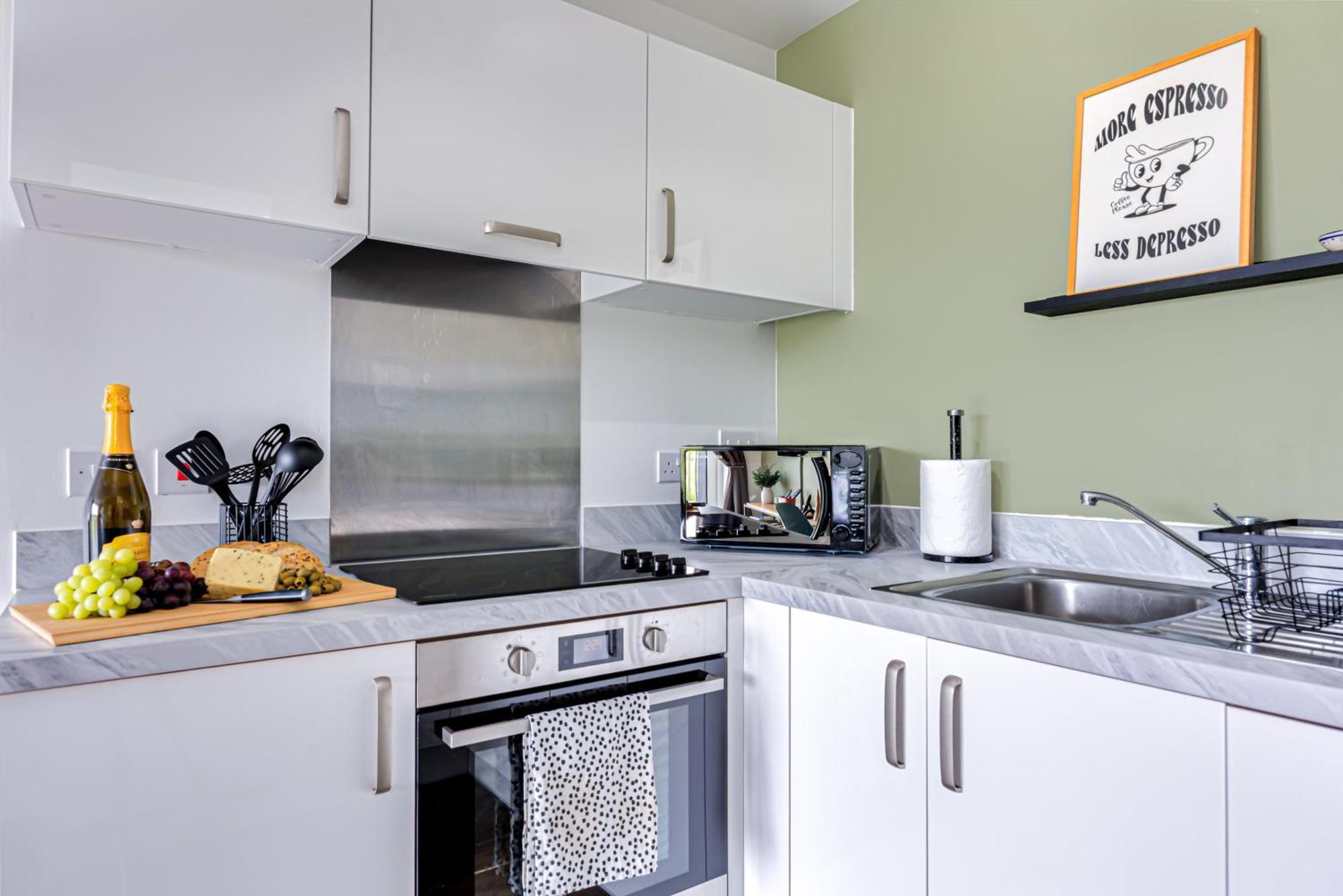 Penthouse Oasis: City Centre Retreat with Balcony and Entertainment Milton Keynes Exterior photo