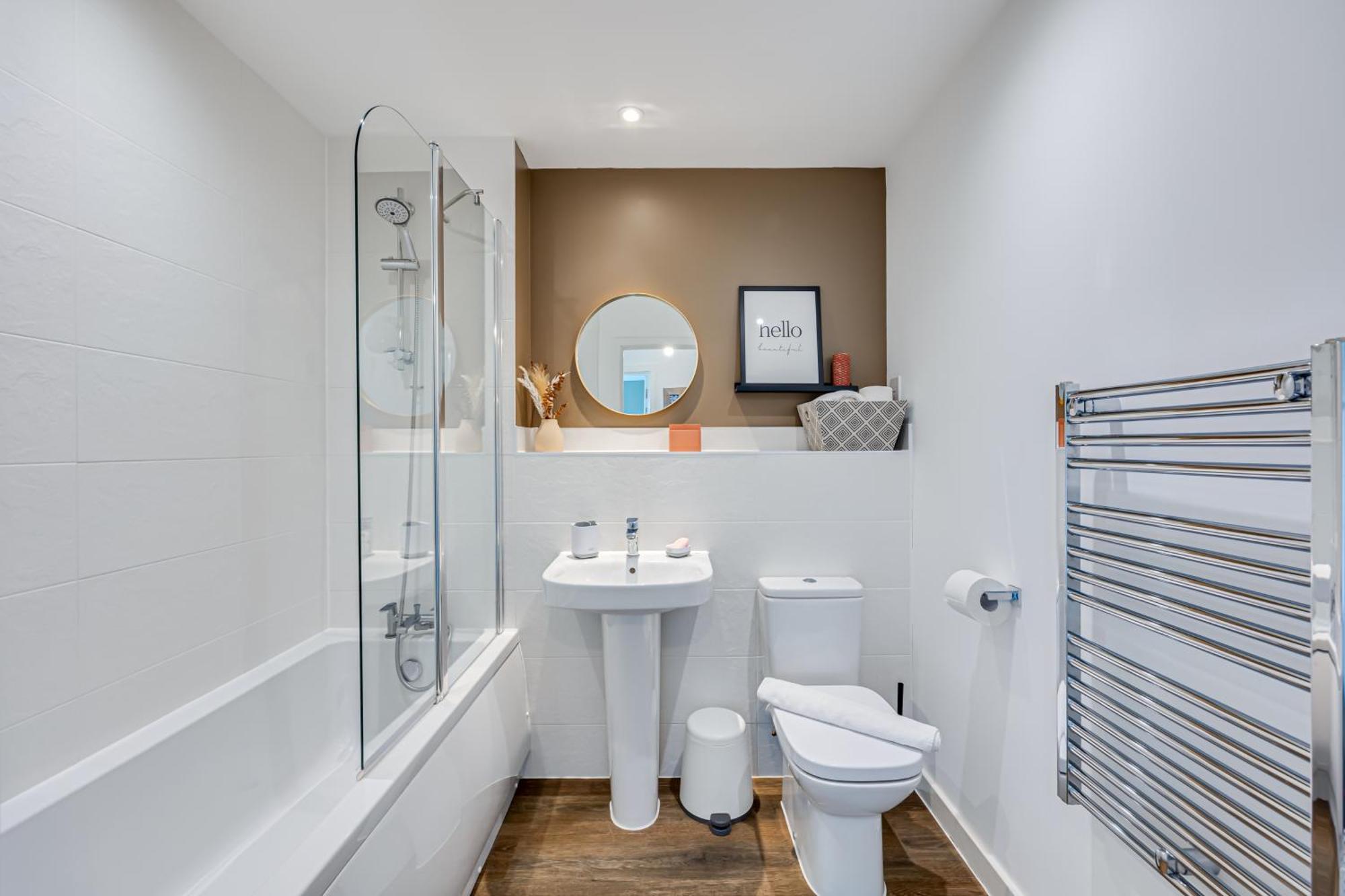 Penthouse Oasis: City Centre Retreat with Balcony and Entertainment Milton Keynes Exterior photo