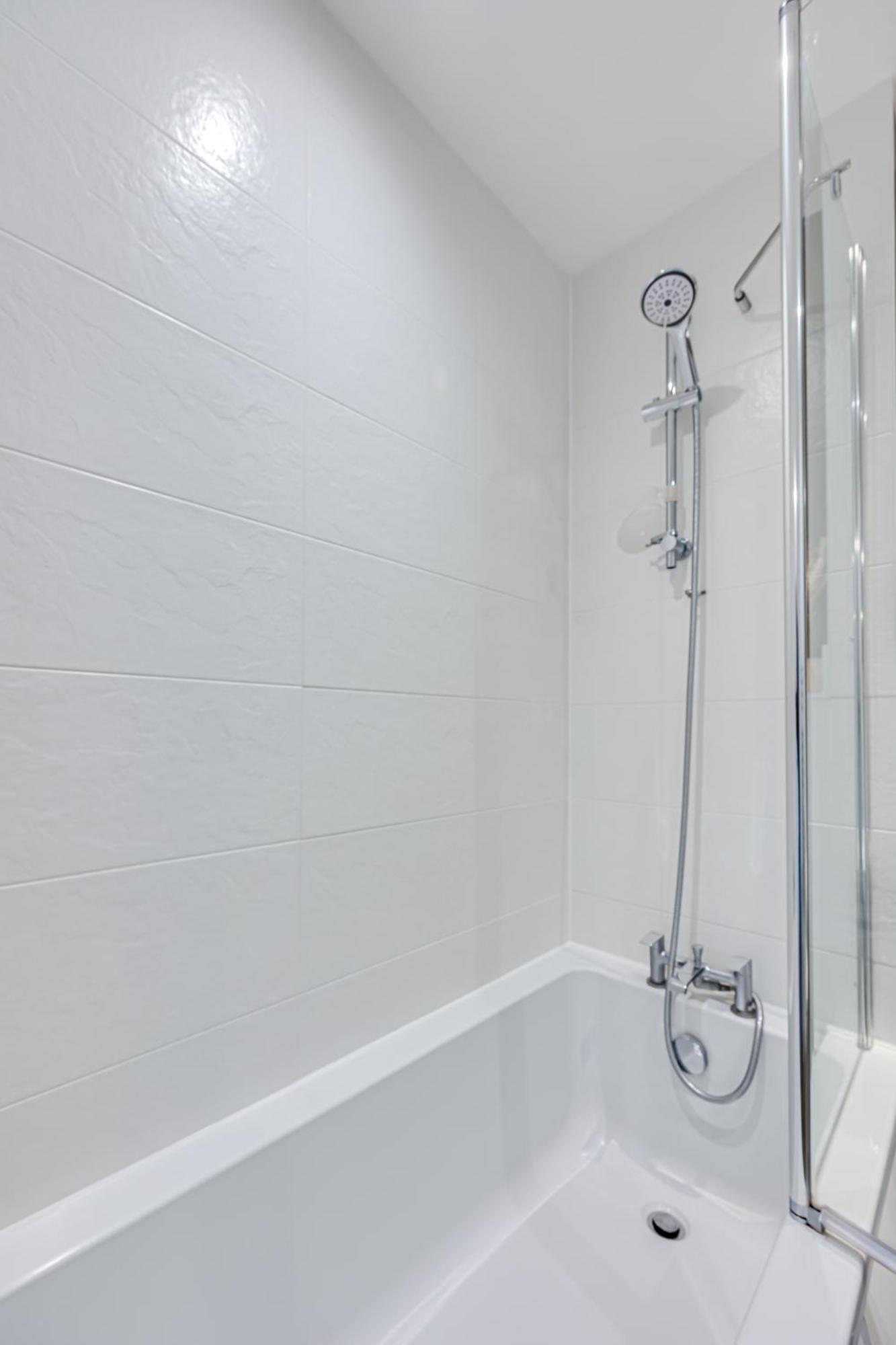 Penthouse Oasis: City Centre Retreat with Balcony and Entertainment Milton Keynes Exterior photo
